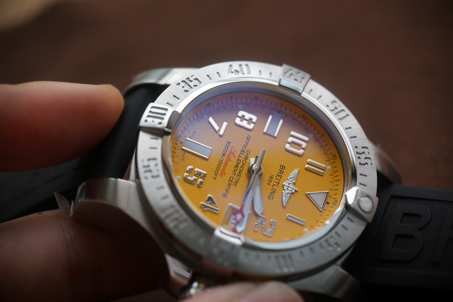 百年靈復仇者系列A17319101I2X1黃狼復刻表（45mm） 第3张