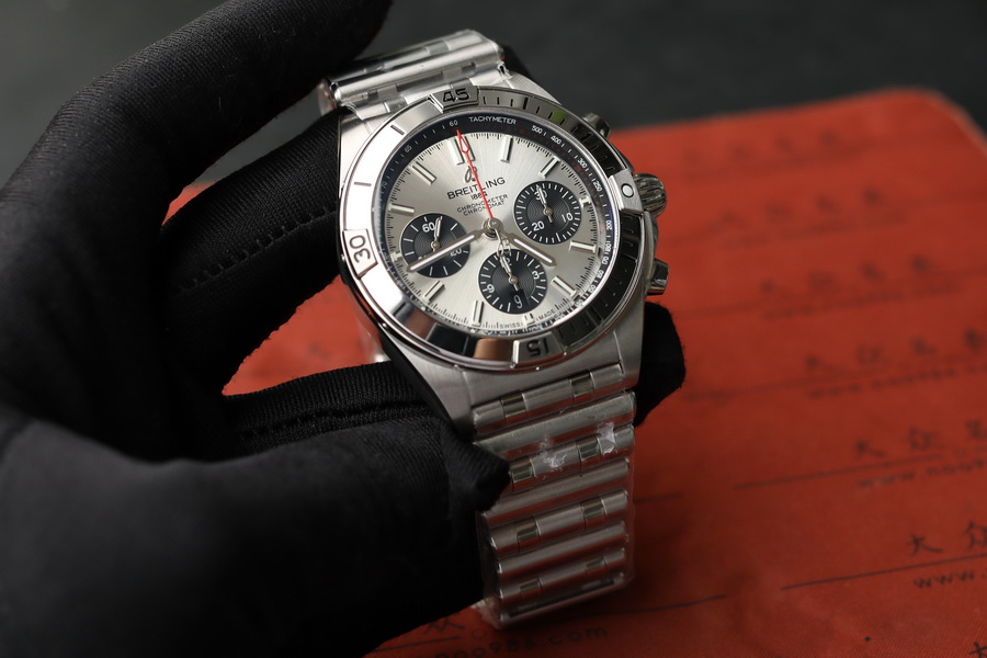 百年靈機械計時系列AB0134101G1A1復刻表銀面（42mm） 第2张