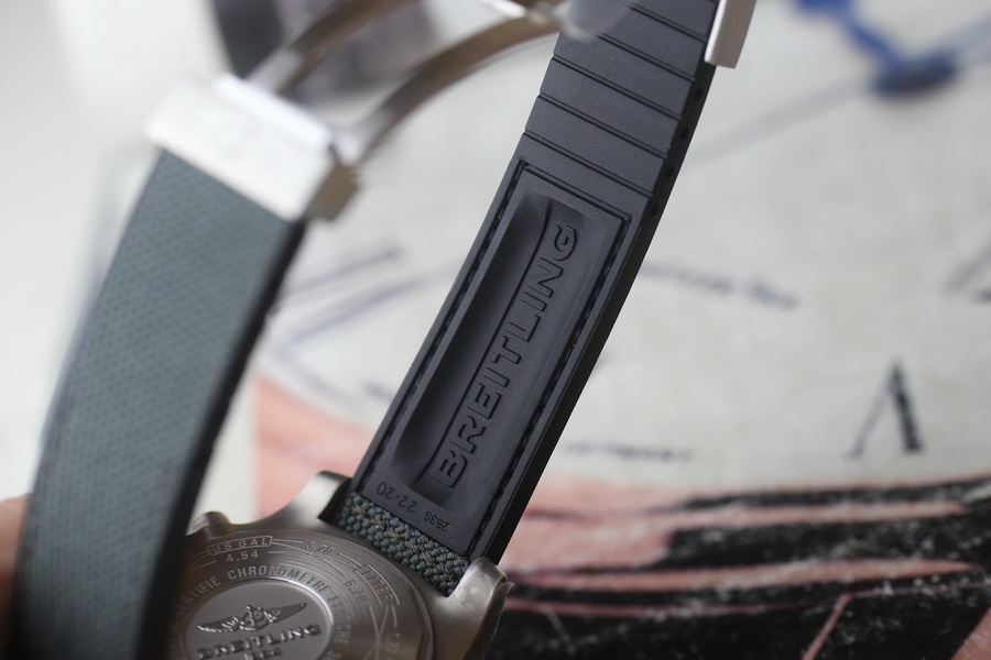 百年靈復仇者系列E1338310.M534.253S.E20DSA.2鈦金屬復刻表（45mm） 第11张