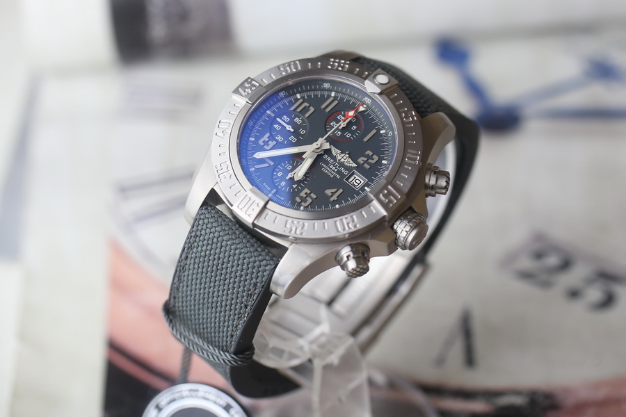 百年靈復仇者系列E1338310.M534.253S.E20DSA.2鈦金屬復刻表（45mm） 第1张