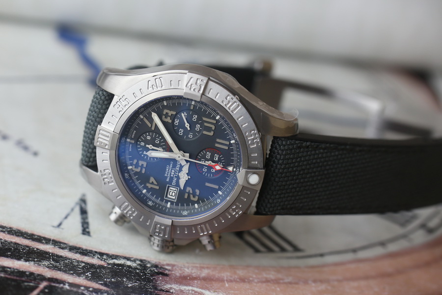 百年靈復仇者系列E1338310.M534.253S.E20DSA.2鈦金屬復刻表（45mm） 第3张