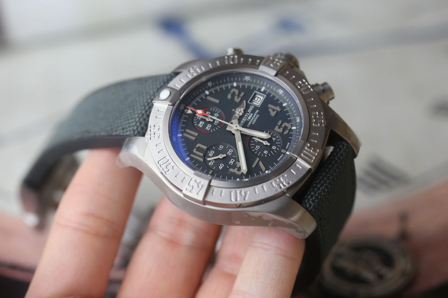 百年靈復仇者系列E1338310.M534.253S.E20DSA.2鈦金屬復刻表（45mm） 第2张