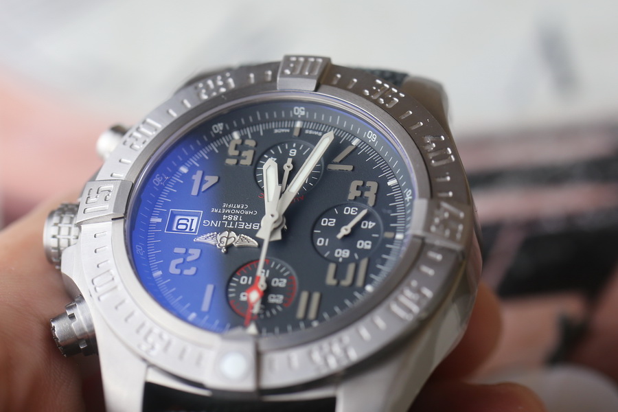 百年靈復仇者系列E1338310.M534.253S.E20DSA.2鈦金屬復刻表（45mm） 第6张