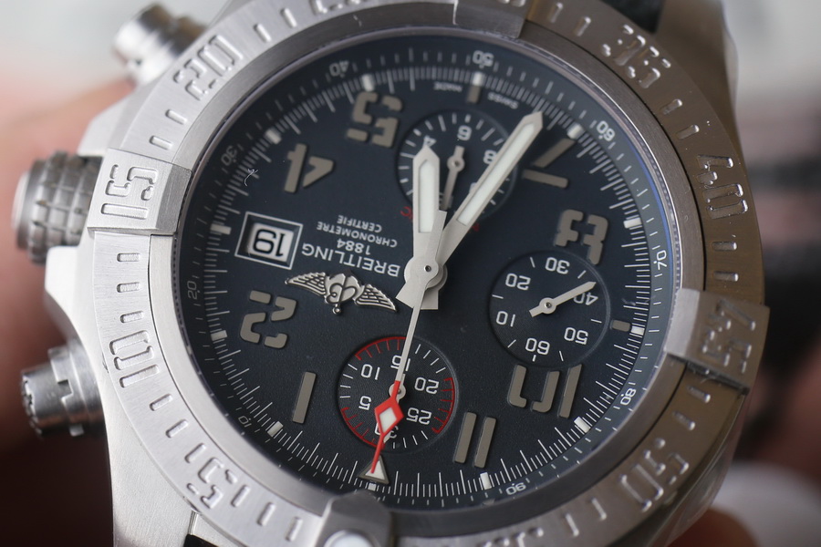 百年靈復仇者系列E1338310.M534.253S.E20DSA.2鈦金屬復刻表（45mm） 第7张