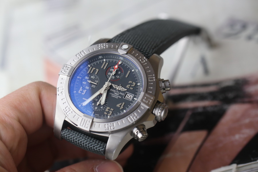 百年靈復仇者系列E1338310.M534.253S.E20DSA.2鈦金屬復刻表（45mm） 第4张