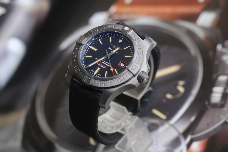 百年靈復仇者系列V17311101B1W1黑鸟鈦金屬復刻表（44Mm） 第2张