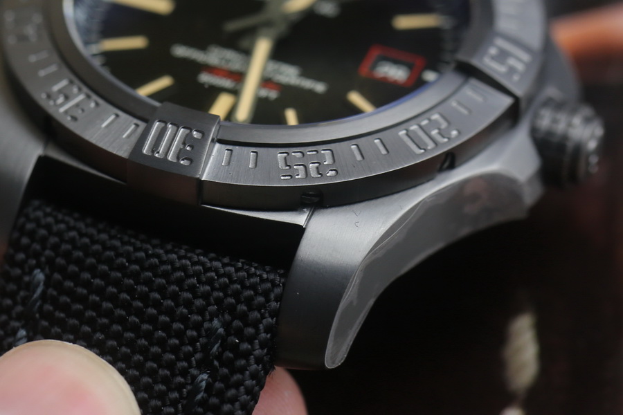 百年靈復仇者系列V17311101B1W1黑鸟鈦金屬復刻表（44Mm） 第9张