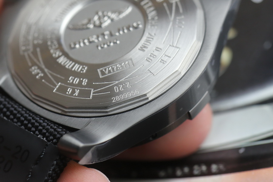 百年靈復仇者系列V17311101B1W1黑鸟鈦金屬復刻表（44Mm） 第12张