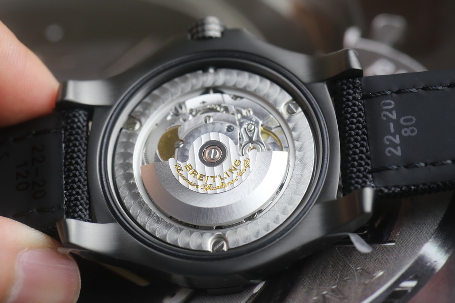 百年靈復仇者系列V17311101B1W1黑鸟鈦金屬復刻表（44Mm） 第11张