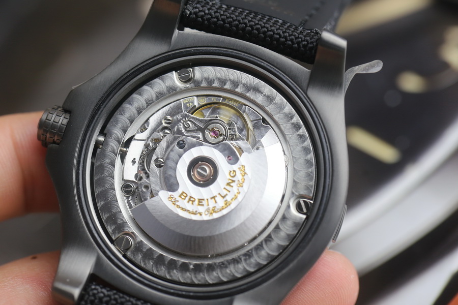 百年靈復仇者系列V17311101B1W1黑鸟鈦金屬復刻表（44Mm） 第10张