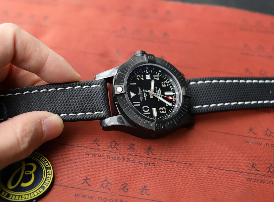 百年靈復仇者系列V17319101B1X1復刻表介紹（45mm） 第4张