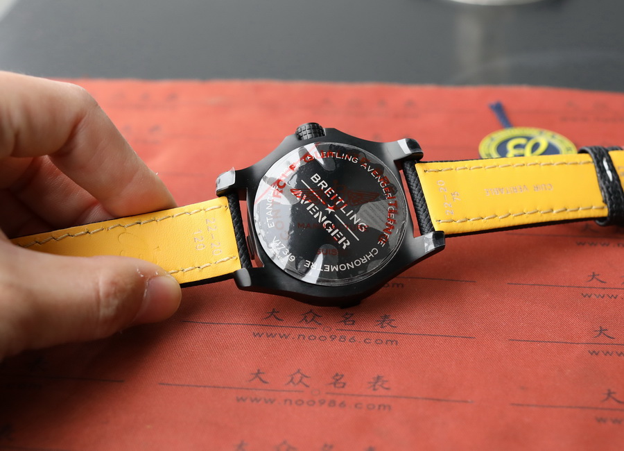 百年靈復仇者系列V17319101B1X1復刻表介紹（45mm） 第7张