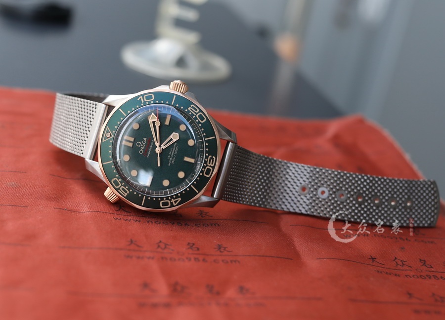 VS廠歐米茄海馬系列210.90.42.20.10.001青銅鈦金屬（42mm） 第2张