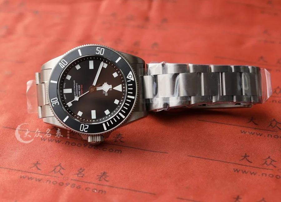 ZF廠帝舵領潛型M25407N-0001鈦金屬復刻表(39mm) 第5张