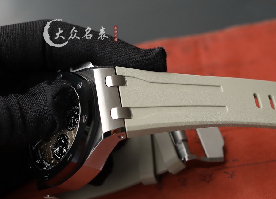 愛彼皇家橡樹離岸型系列26420SO.OO.A600CA.01腕表(43mm) 第8张