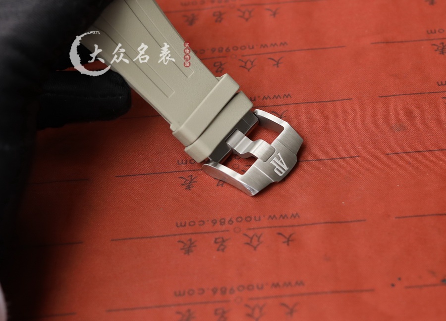 愛彼皇家橡樹離岸型系列26420SO.OO.A600CA.01腕表(43mm) 第12张